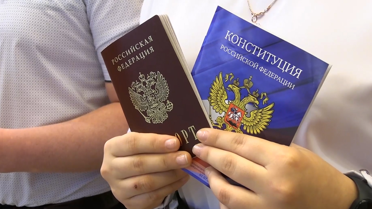 В городе Амвросиевка Донецкой Народной Республики воспитанникам школы-интерната вручили первые российские паспорта