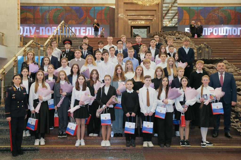 Валентина Казакова и Евгений Кушлейко вручили достигшим 14-летнего возраста гражданам России их первые паспорта