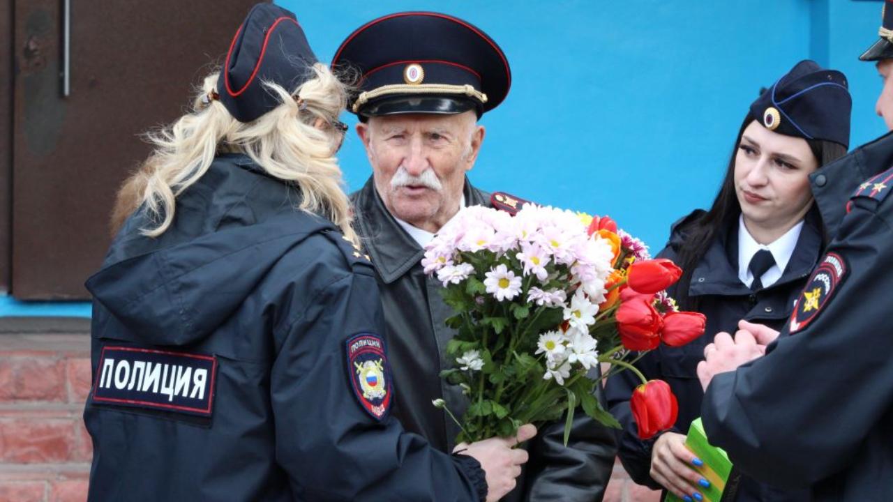 Владимирская полиция поздравила с 79-й годовщиной Победы фронтовика Анатолия Гаврилова