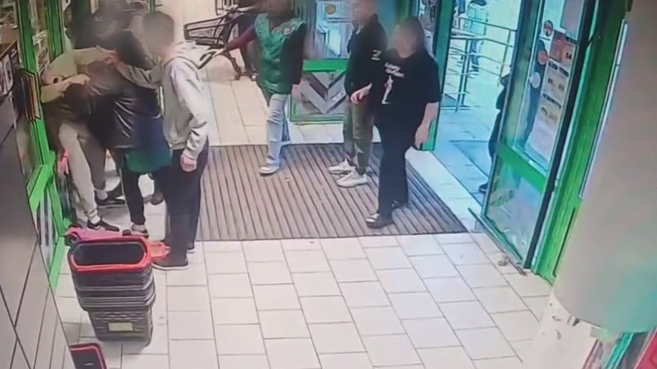 Полицейские по горячим следам задержали грабителей, устроивших потасовку с работниками магазина в Москве