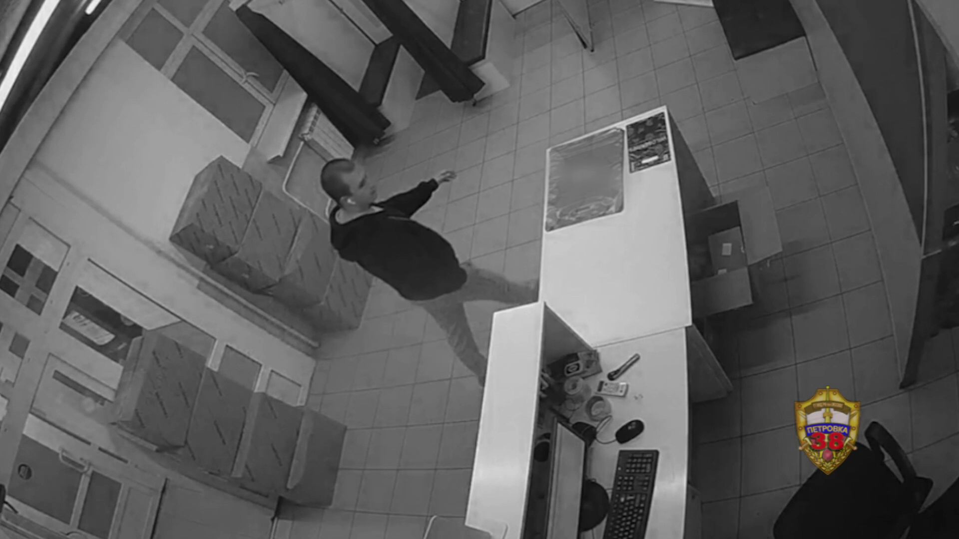 Работник маркетплейса и его друг уличены в краже товаров на 160 000 рублей из пункта выдачи в Москве