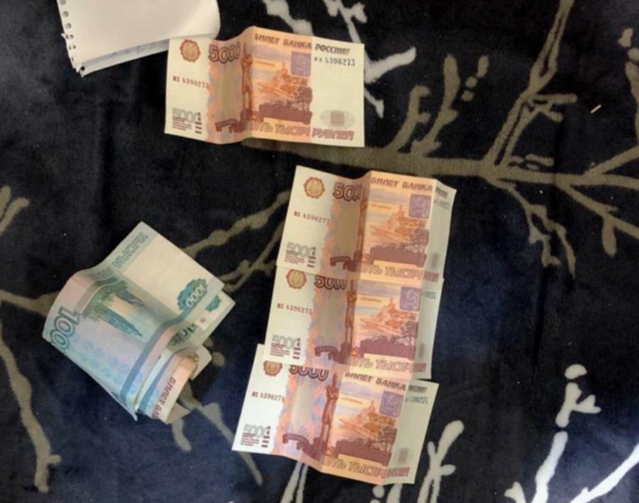 Задержаны два студента, расплатившиеся за букет цветов пятитысячной фальшивкой низкого качества