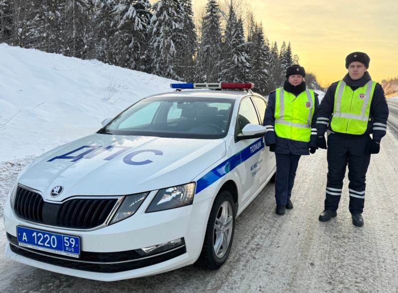 Автоинспекторы оказали помощь замерзавшему на трассе в Пермском крае дальнобойщику из Ирана