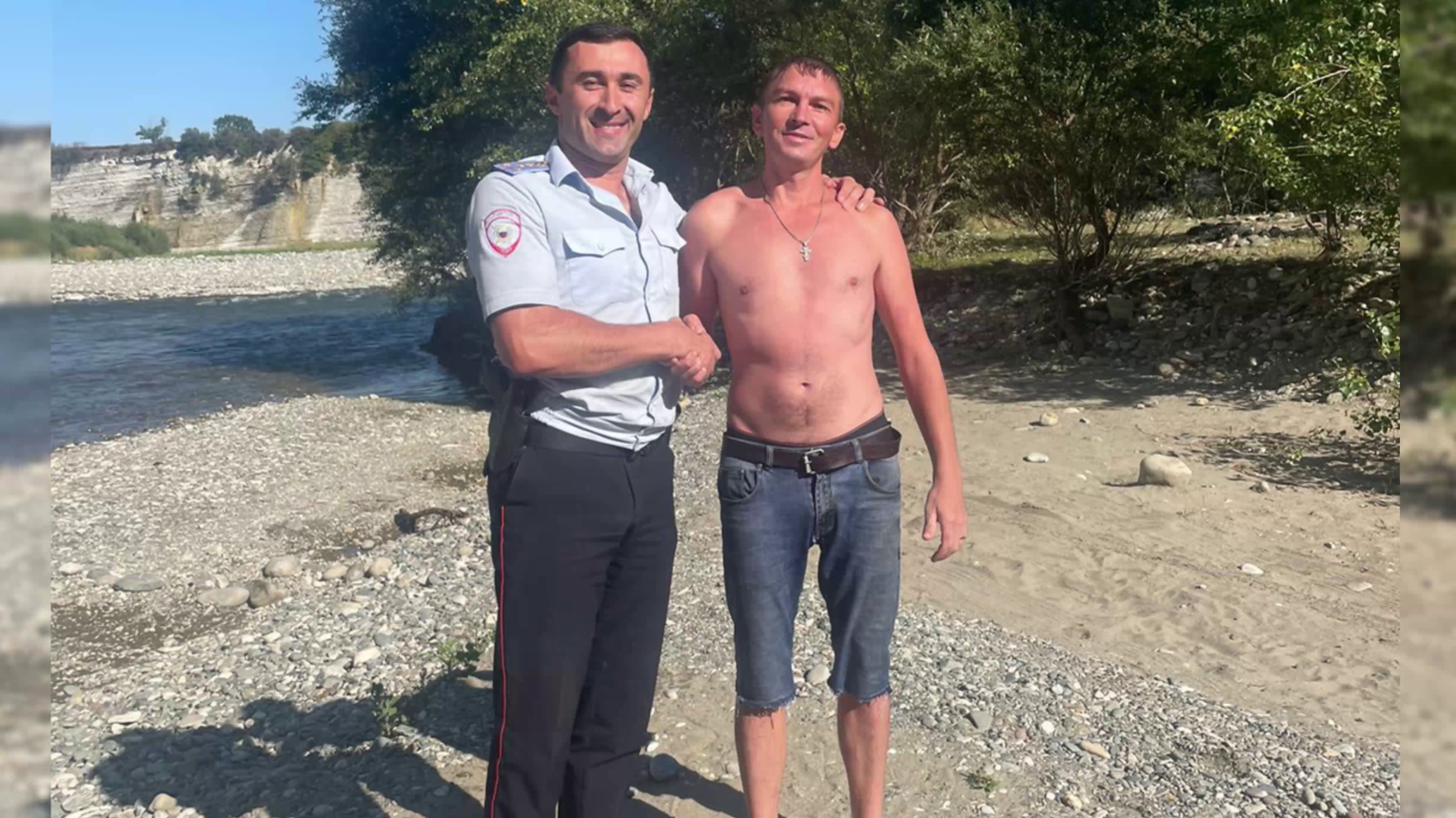В Карачаево-Черкесии сотрудники полиции спасли из реки тонувшего местного жителя