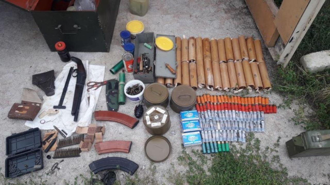 Жителя Челябинска, незаконно хранившего в гараже оружие, боеприпасы и порох, задержали полицейские