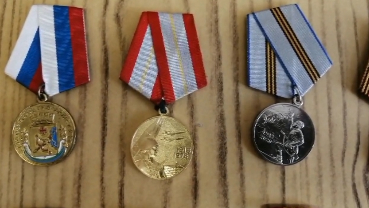 Кировские полицейские раскрыли кражу денег, украшений и медалей у 91-летней пенсионерки