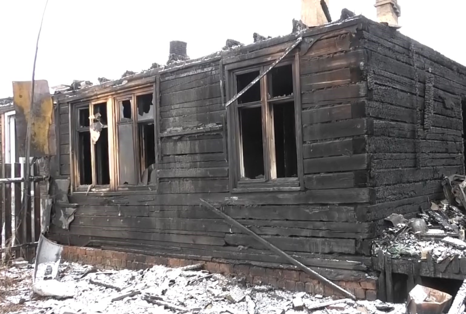В Приангарье сотрудники полиции спасли из горящего дома троих детей и их родителей