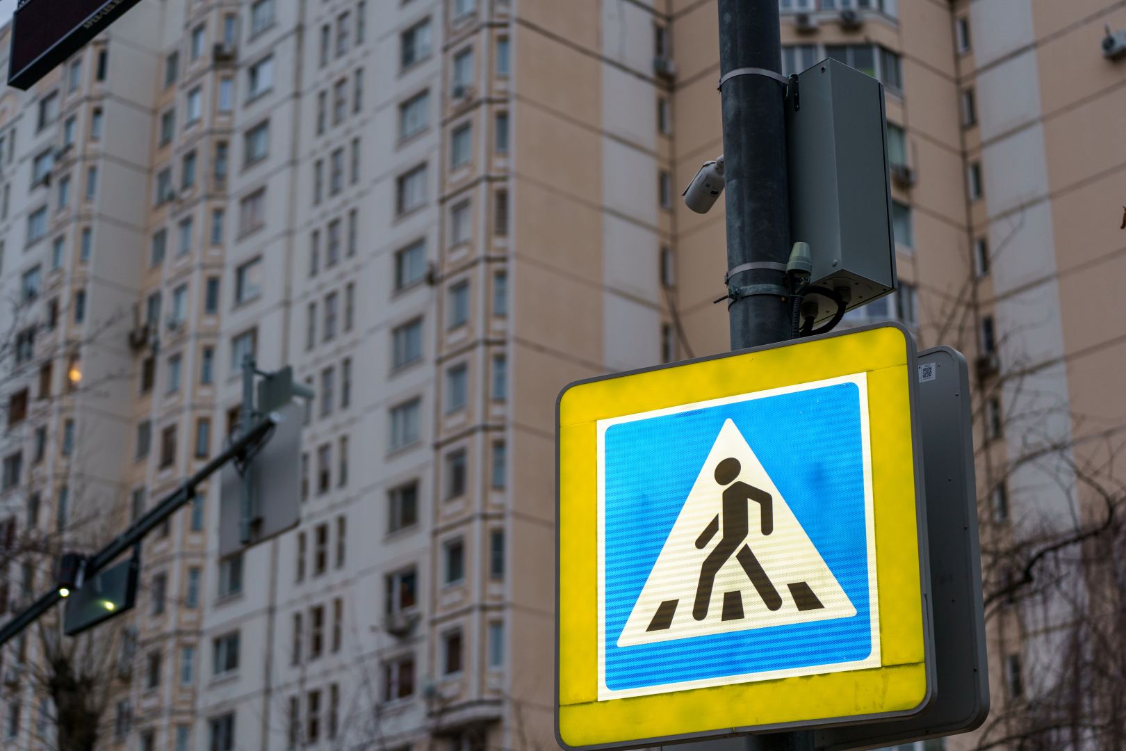 Полиция Петербурга работает на месте ДТП, где на зебре машина сбила беременную женщину и трёх детей