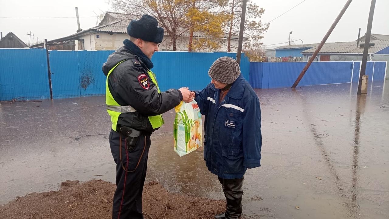 В подтопленном селе Сибирском полицейские Омской области оказывают всевозможную помощь населению
