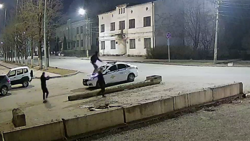 В Псковской области мужчина, запрыгнувший на авто ДПС, получил семь суток административного ареста