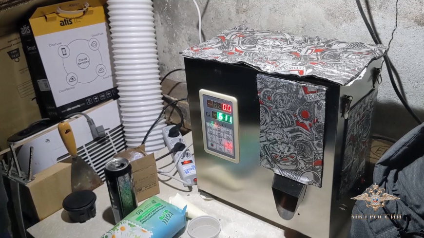 Полицейские изъяли партию наркотиков и оборудование для нарколаборатории