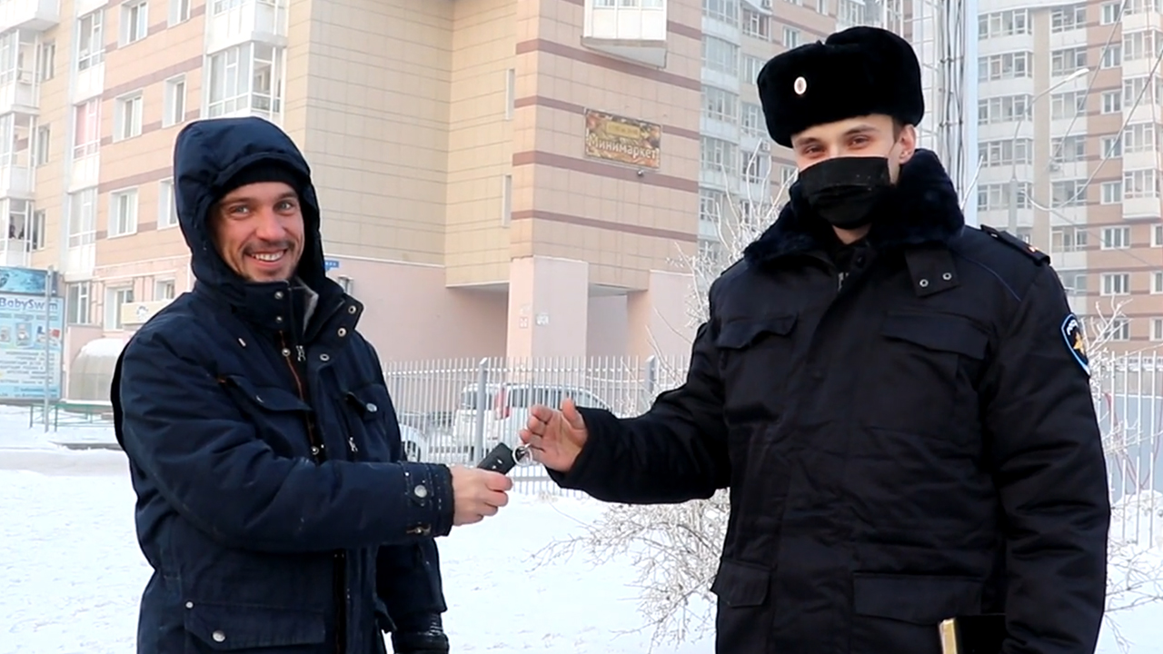В Красноярске сотрудники полиции вернули похищенную иномарку законному владельцу