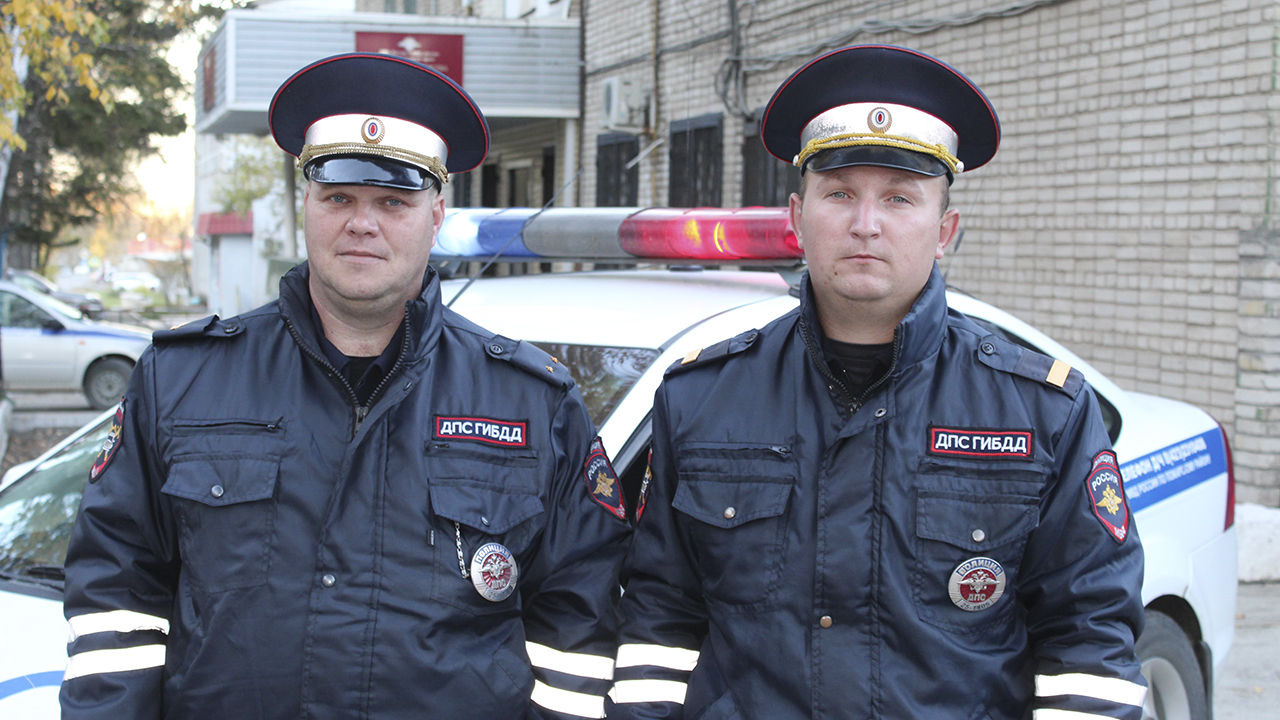 В Приморском крае автоинспекторы вывели из горящего многоэтажного дома 35 граждан