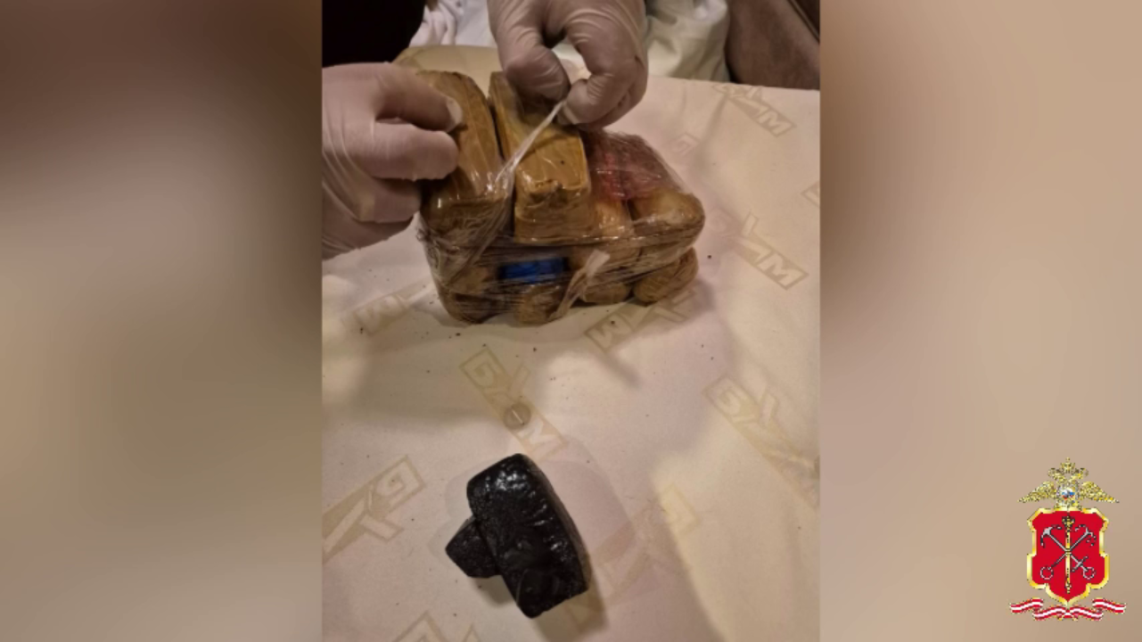 Почти три килограмма наркотиков изъяли полицейские у 56-летней жительницы Ленобласти и двух её сыновей