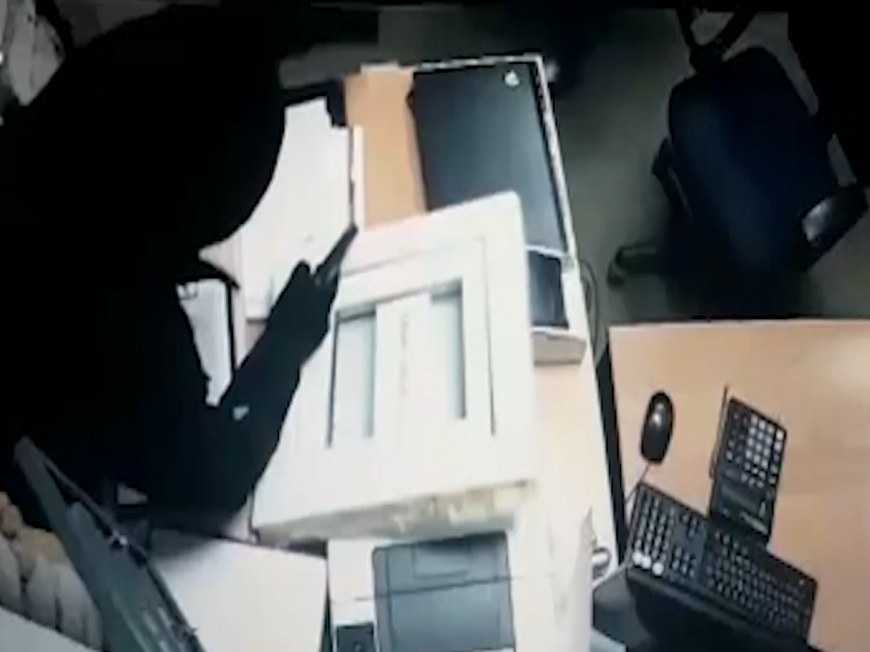 Налетчики с газовым баллончиком и пистолетом напали на офис