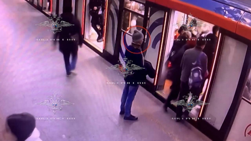 Полицейские московского метрополитена задержали вора-карманника