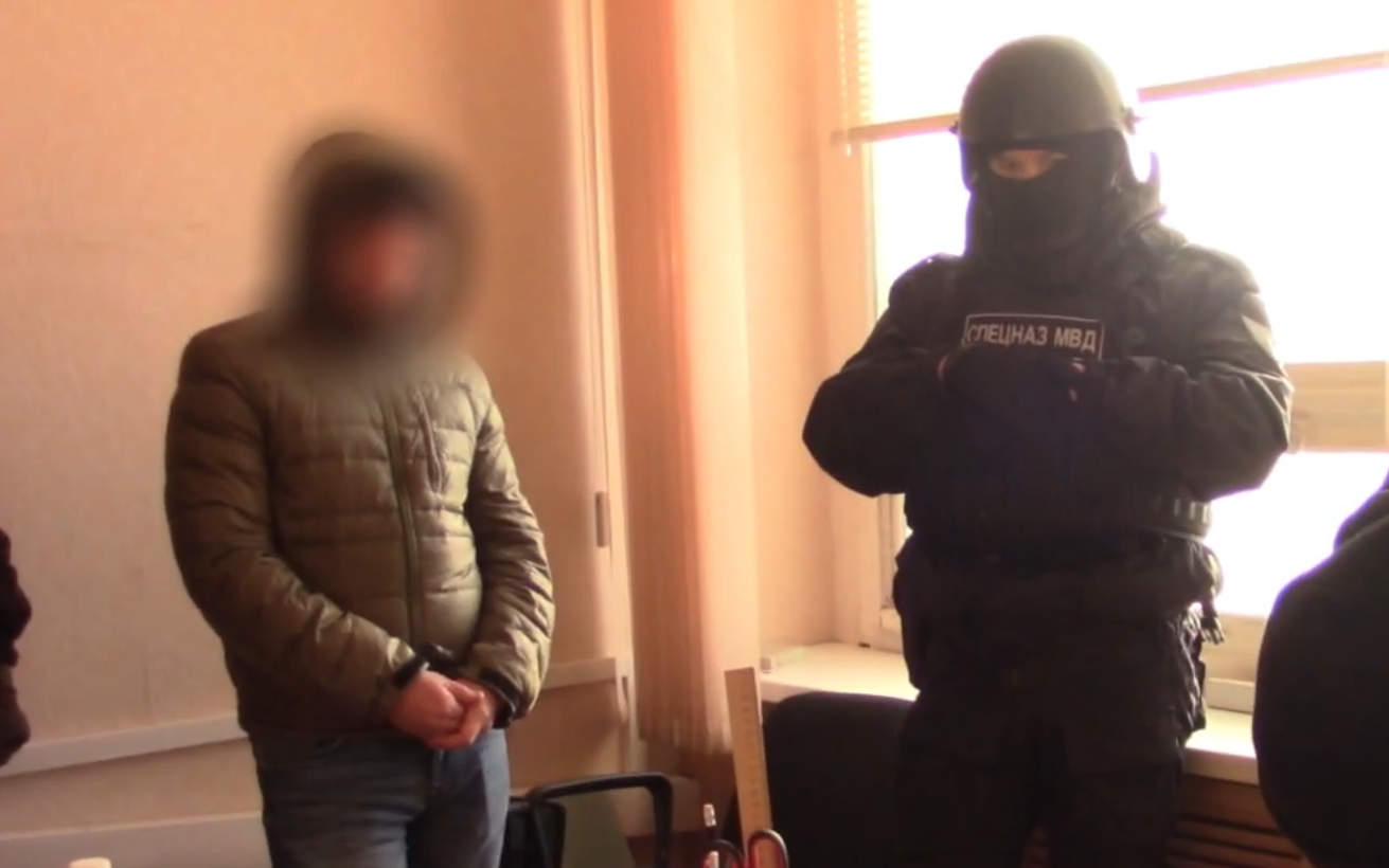 В Ульяновске полицейские задержали подозреваемых в мошенничестве при ремонте пластиковых окон
