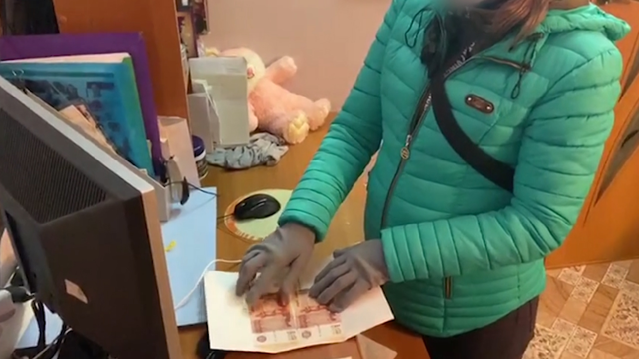 Волгоградские оперативники задержали подозреваемых в сбыте фальшивых купюр