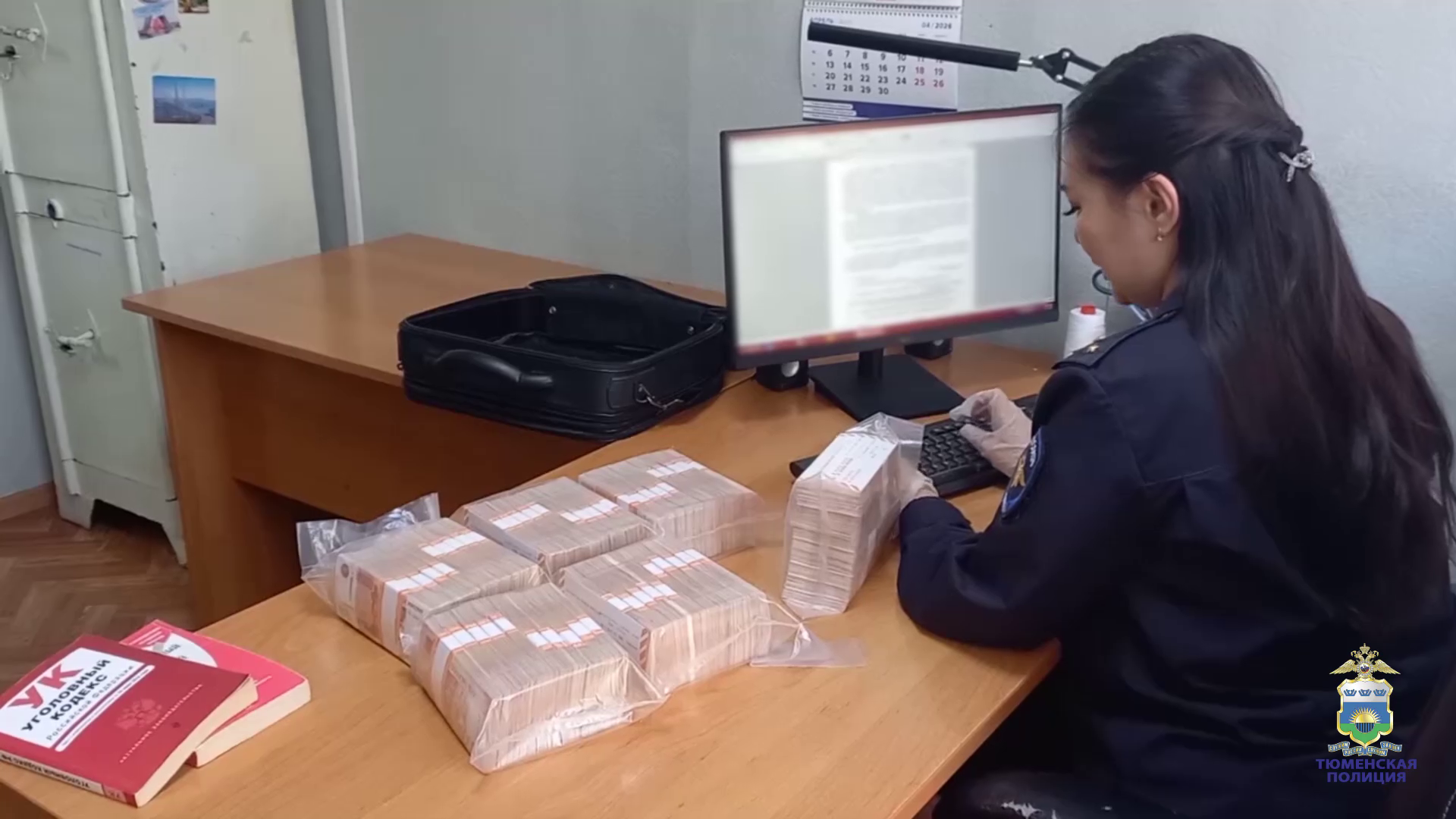 В Тюмени бдительная девушка помогла полиции поймать пособника аферистов и пресечь хищение 32 млн рублей