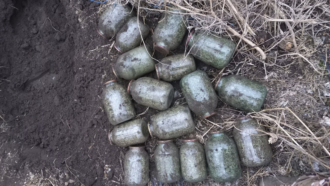 Полицейские изъяли 18 банок с коноплёй, закопанных в огороде жителя Херсонской области