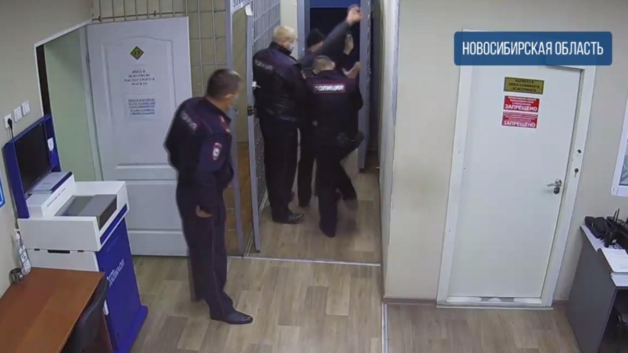 В аэропорту Толмачёво нетрезвый авиапассажир дважды набросился на сотрудников полиции