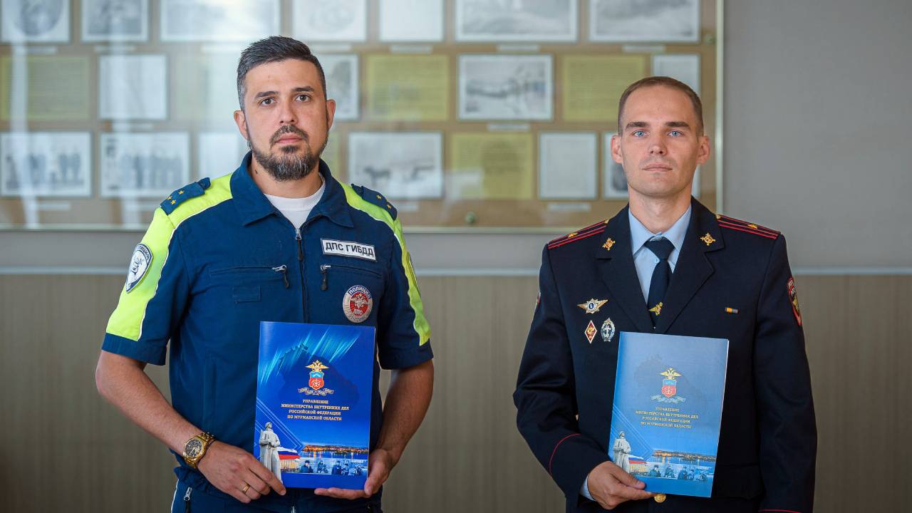 В Мурманской области полицейские оказали помощь жителям многоквартирного дома во время возгорания
