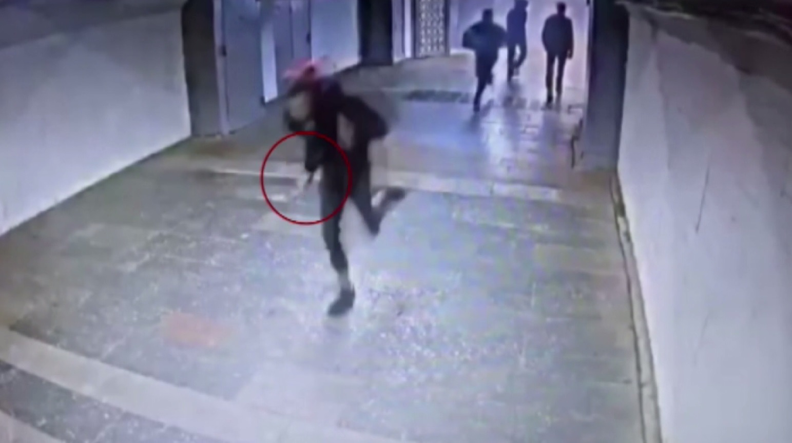 Полицейские столичного метрополитена задержали подозреваемого в нанесении побоев подростку