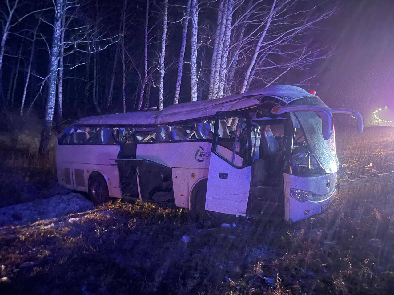 В Челябинской области сотрудники ГИБДД выясняют обстоятельства опрокидывания автобуса с 22 пассажирами