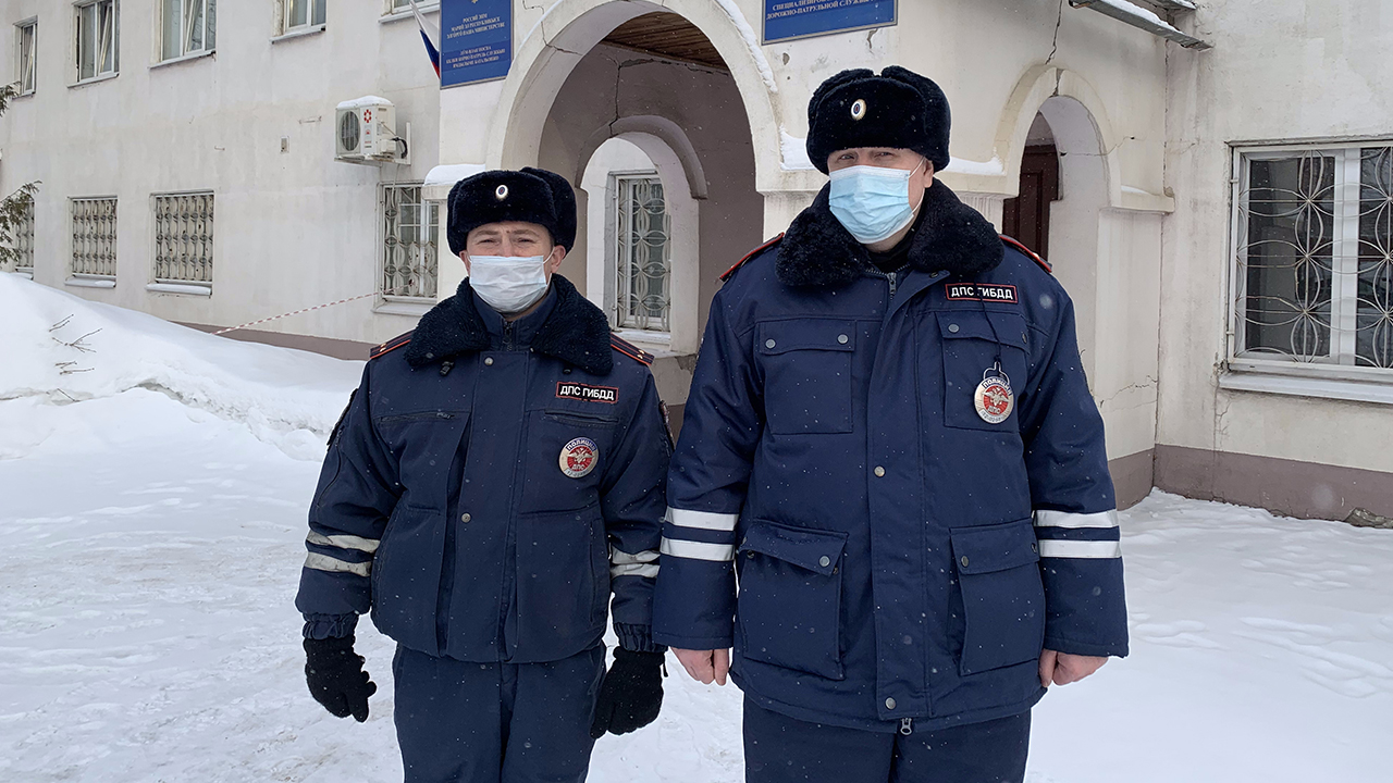В Марий Эл сотрудники ДПС помогли водителю вызволить автомобиль из снежного плена
