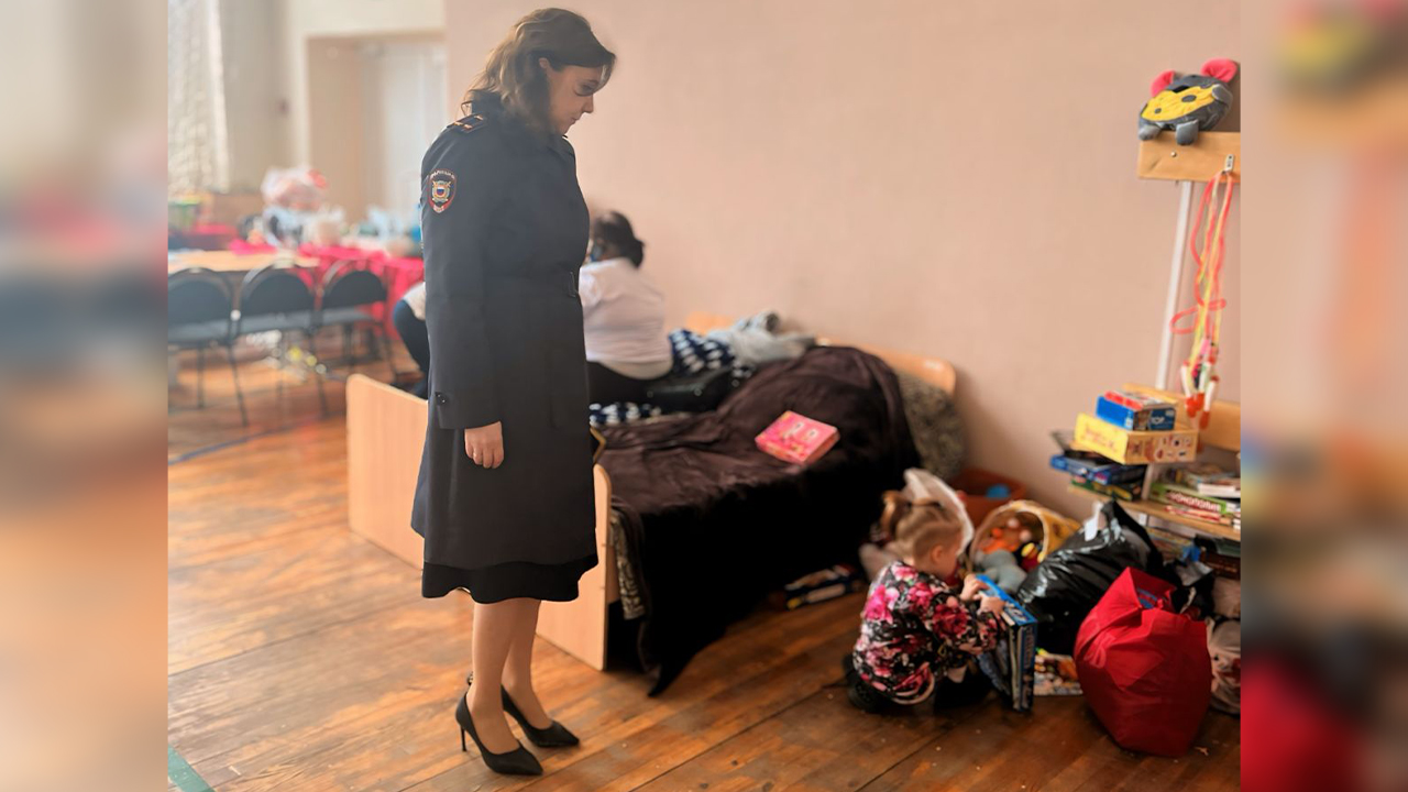 В Оренбургской области сотрудники полиции несут службу в пунктах временного размещения граждан