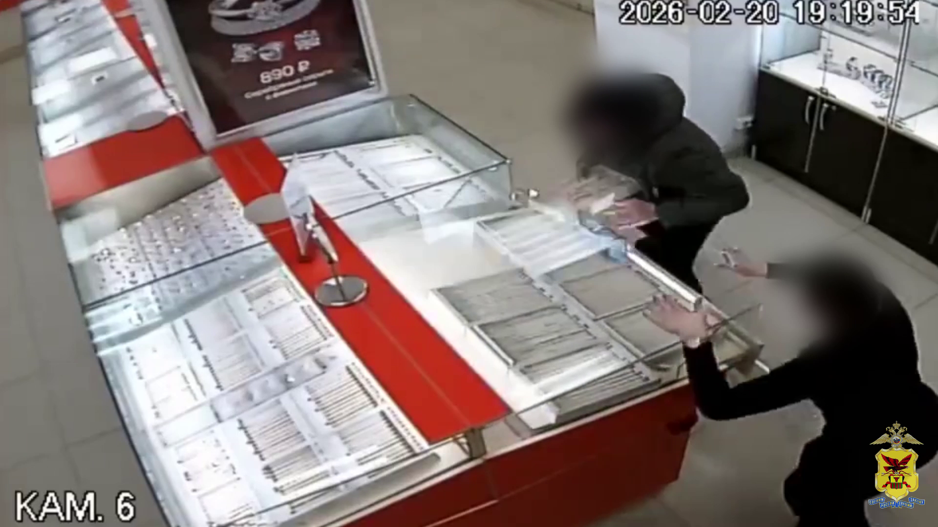 В Чите полицейские задержали грабителя, похитившего из ювелирного салона золотые цепи на миллион рублей