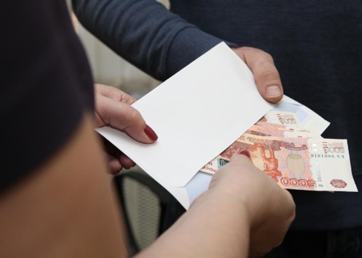В Ямало-Ненецком автономном округе полицейскими с поличным задержаны получатель и два взяткодателя