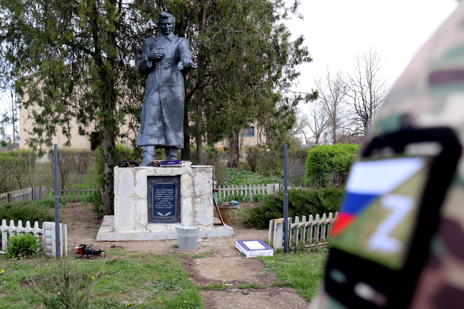 В Запорожской области полицейские облагораживают памятники героям Великой Отечественной войны
