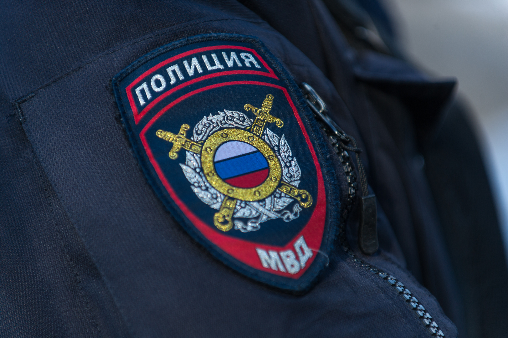 В Санкт-Петербурге полицейские задержали девушку, совершившую циничные действия по отношению к государственной символике и умышленно повредившую свой паспорт