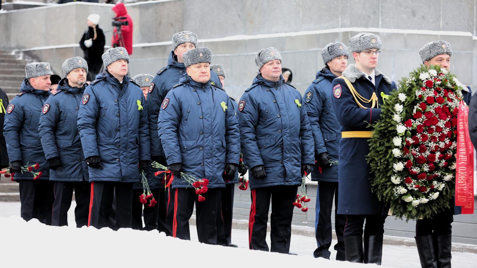 В Санкт-Петербурге полицейские возложили цветы к монументу «Мать-Родина» на Пискарёвском кладбище