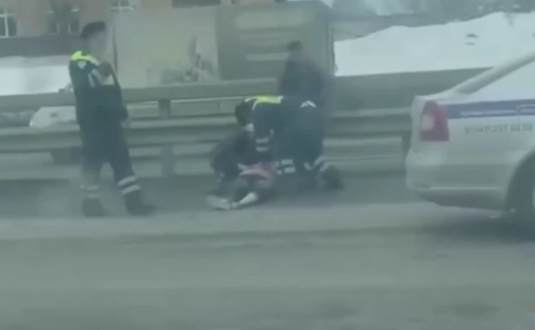 В Уфе сотрудники ДПС спасли жизнь женщине, потерявшей сознание после приступа эпилепсии