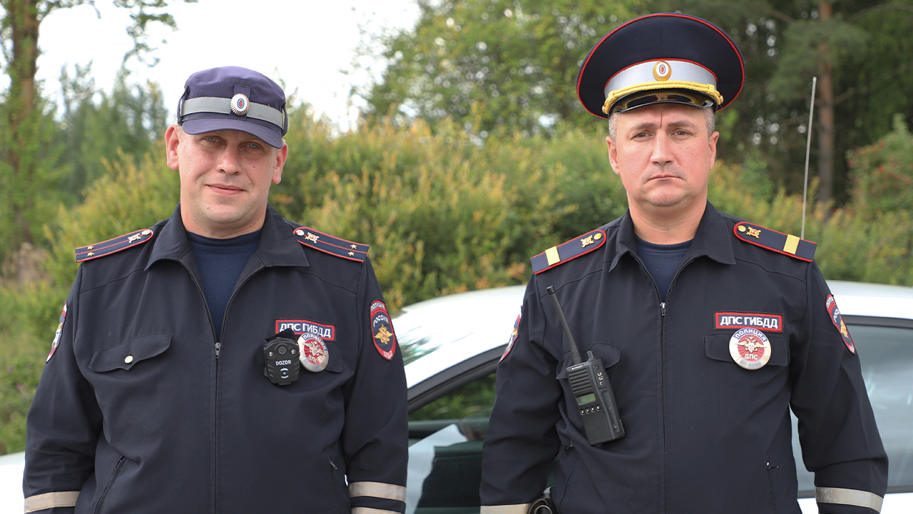Инспекторы ДПС Псковской области спасли тонувшего в заболоченном ручье мужчину