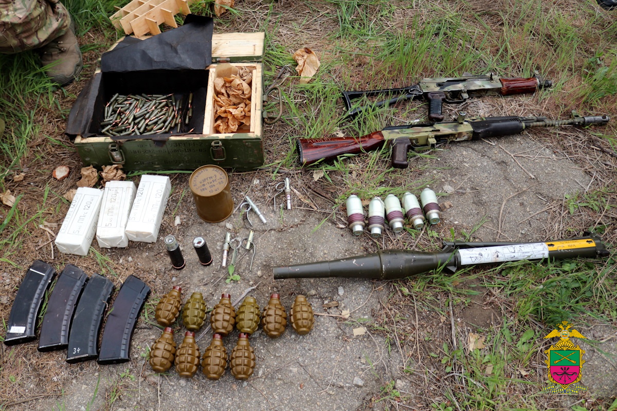 Схрон с оружием и боеприпасами нашли оперативники на чердаке дома в Мелитопольском районе Запорожья