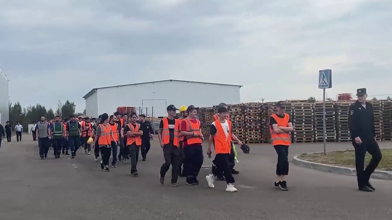 На территории складского комплекса в подмосковной деревне Бекасово полицией выявлены 32 нелегала