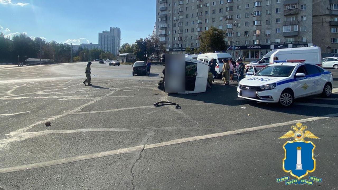 Причины столкновения автомобиля и микроавтобуса в Ленинском районе Ульяновска выясняют полицейские