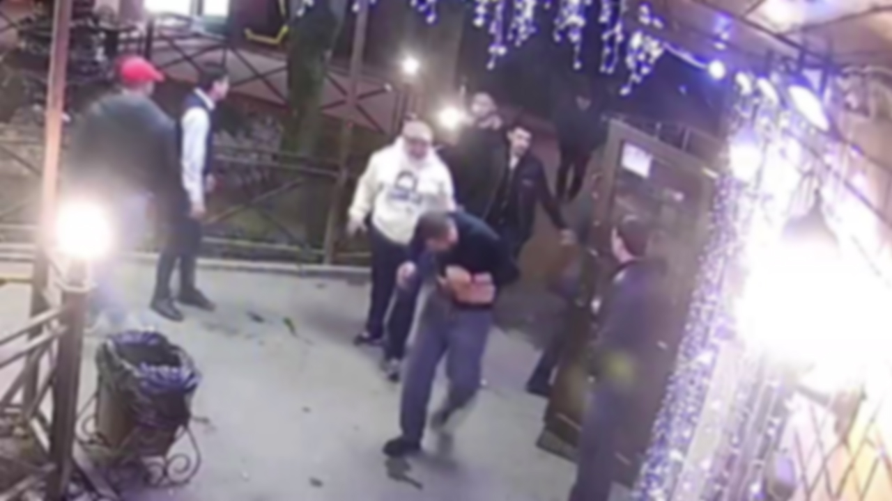 Под стражу взят участник конфликта у бара в Москве, причинивший ножевые ранения двум оппонентам