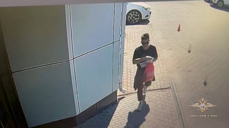 В Брянске полицейские оперативно задержали подозреваемого в краже инкассаторского сейф-пакета