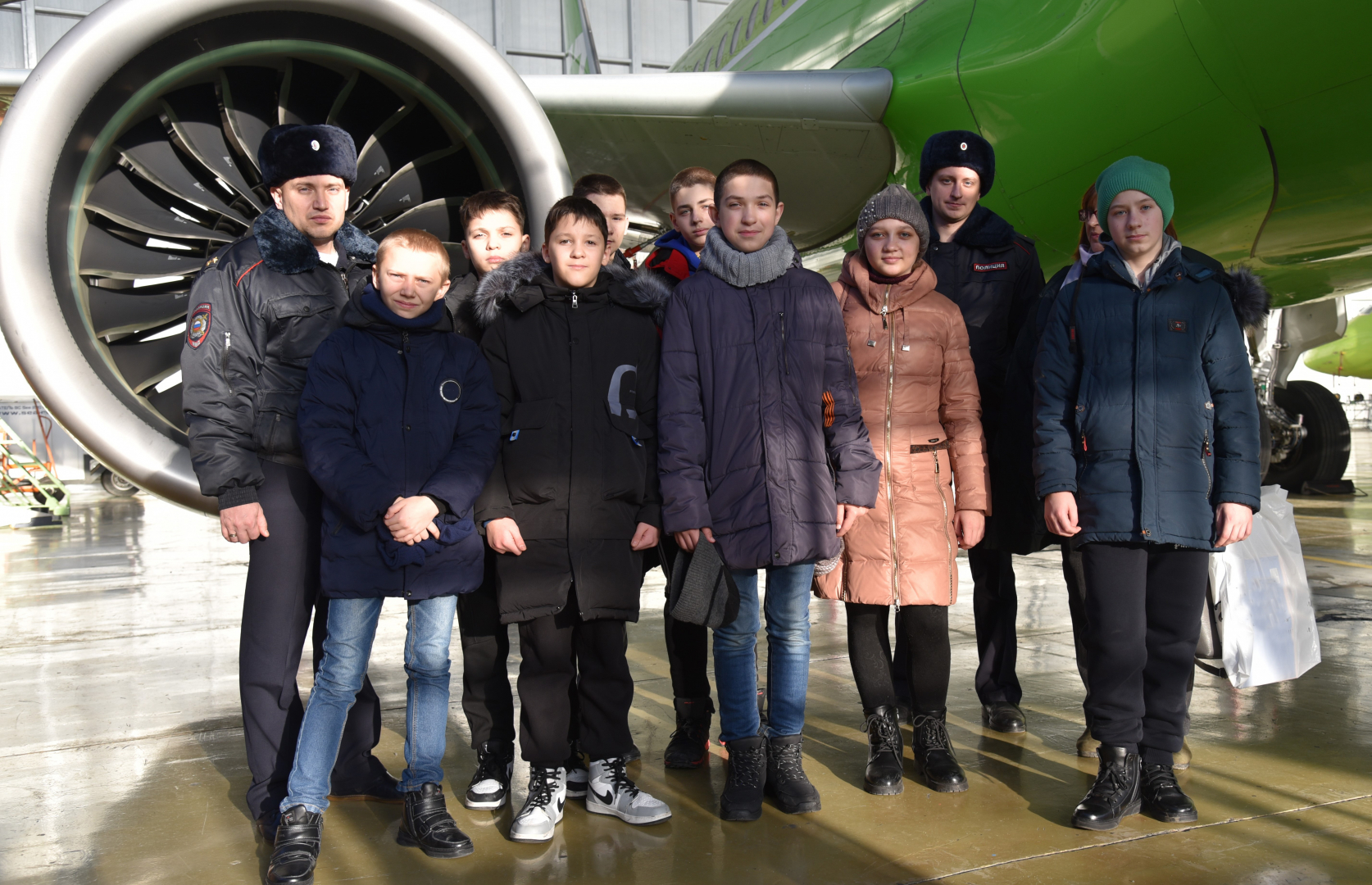 Новосибирские транспортные полицейские провели для кадетов из Донецка экскурсию в аэропорту Толмачёво
