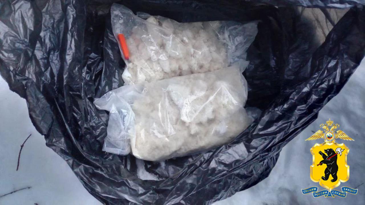 Под Ярославлем полицейские с поличным задержали наркосбытчицу, спрятавшую в тайник 8,2 кг мефедрона
