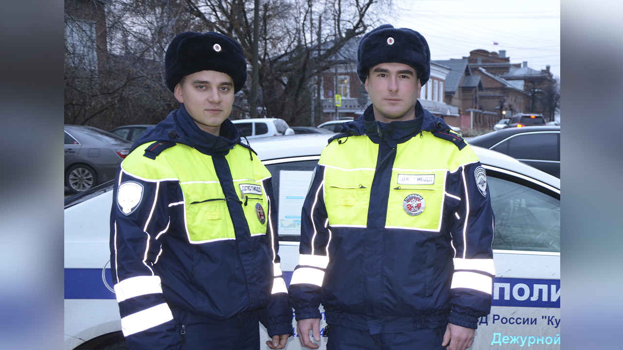 Пермские полицейские помогли автоледи и её дочери, два часа простоявшим на трассе из-за поломки машины