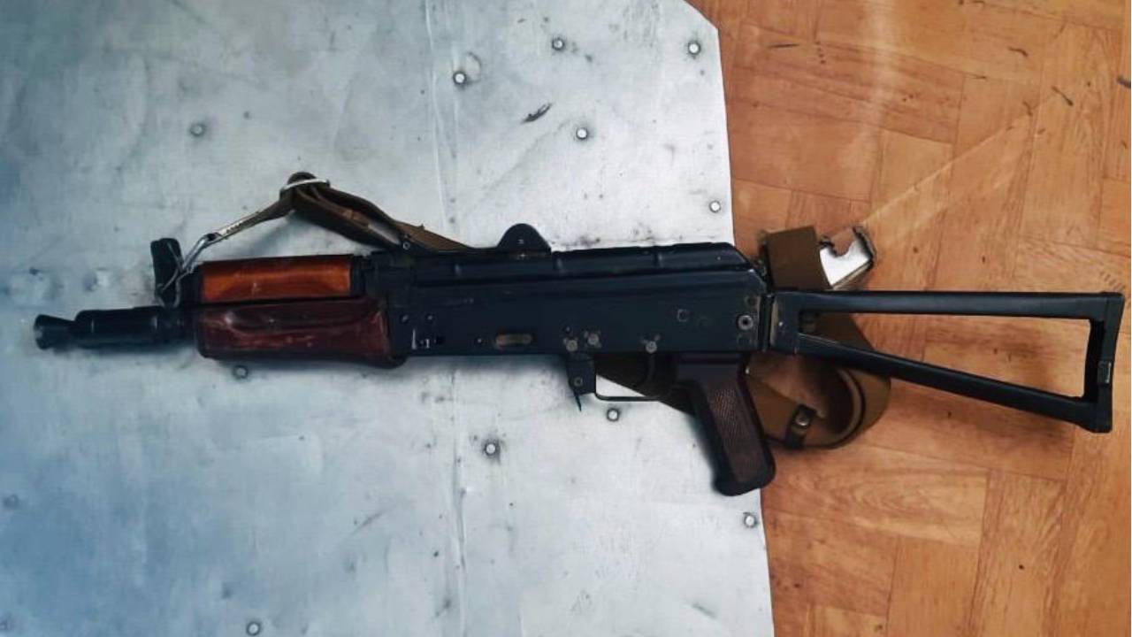 Житель Хабаровского края уличён полицейскими в незаконном хранении автомата Калашникова и патронов