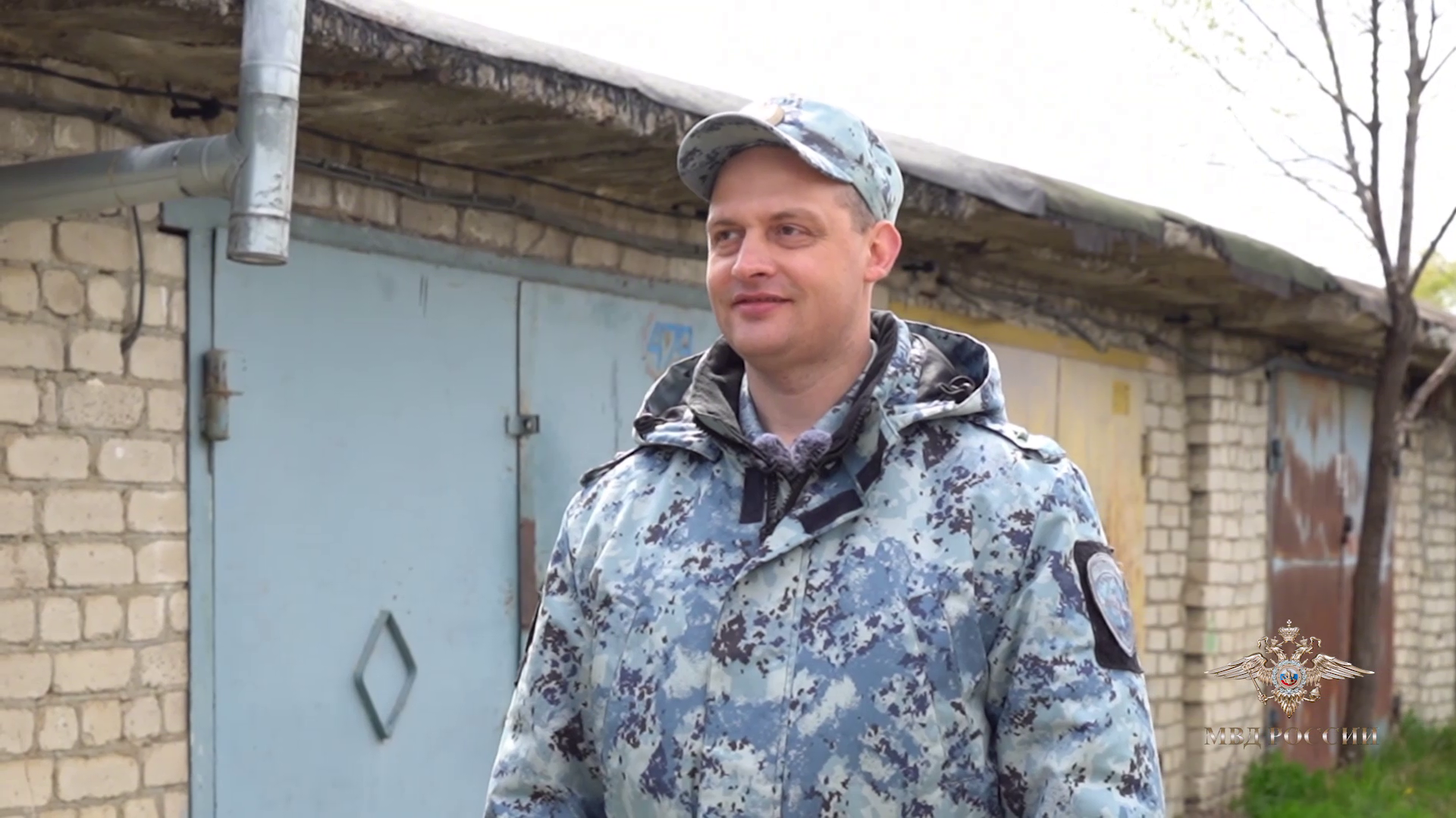 Ирина Волк: Владимир Колокольцев наградил полицейского из Северо-Кавказского федерального округа за оказание помощи человеку во время пожара в гаражном кооперативе