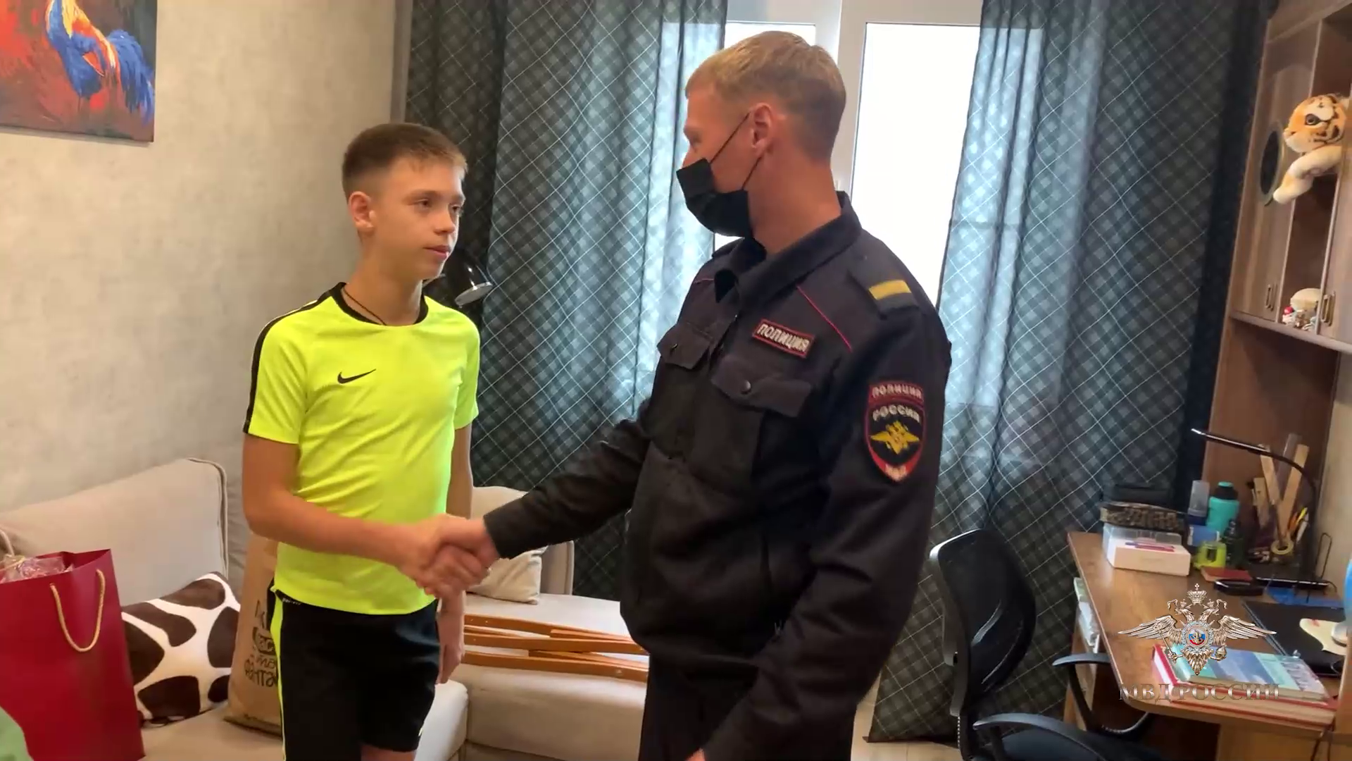 Полицейские навестили ребенка, которому ранее оказали помощь в московском метро
