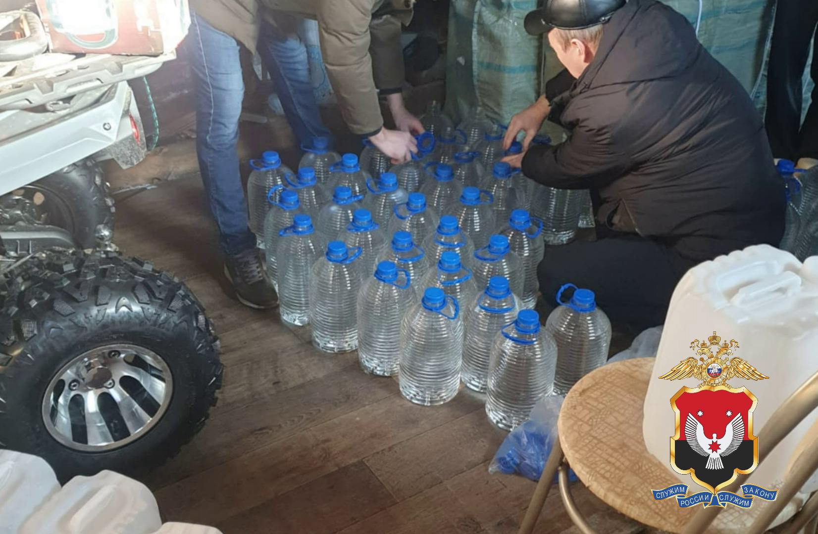 Полиция Удмуртии задержала двоих бутлегеров, торговавших сомнительной водкой и коньяком