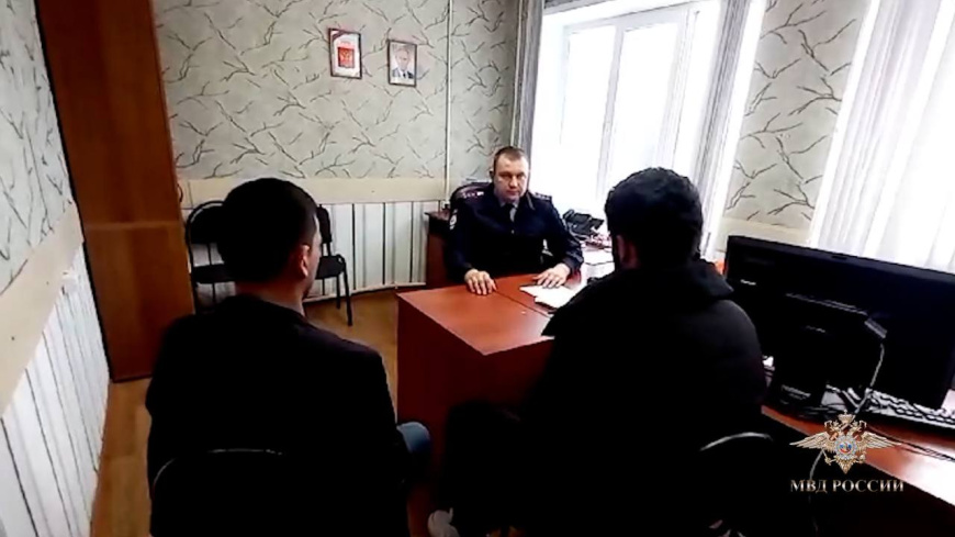 В Мордовии полицейские задержали курьеров, забиравших сбережения пенсионеров в интересах мошенников